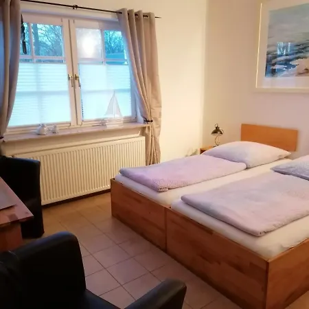 Boddenhus Auf Ruegen - Ferienwohnungen Und Pension Rappin Exterior photo