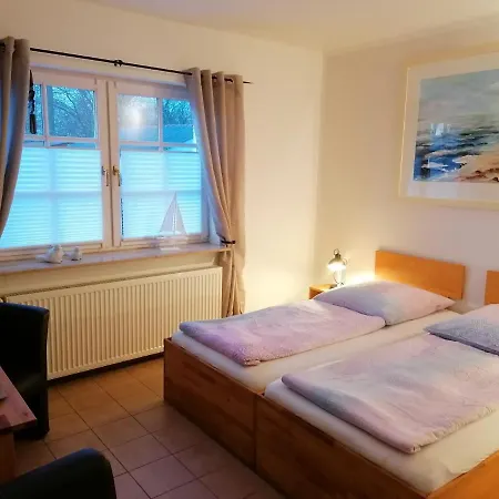 Boddenhus Auf Ruegen - Ferienwohnungen Und Pension Rappin Exterior photo