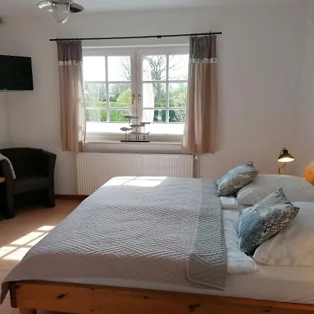 Boddenhus Auf Ruegen - Ferienwohnungen Und Pension Rappin Exterior photo