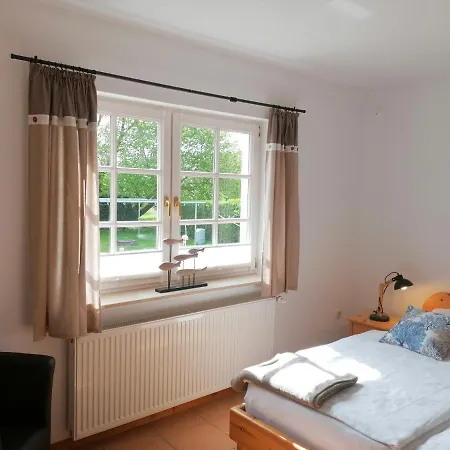 Boddenhus Auf Ruegen - Ferienwohnungen Und Pension Rappin Exterior photo