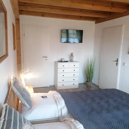 Boddenhus Auf Ruegen - Ferienwohnungen Und Pension Rappin Exterior photo