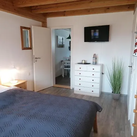Boddenhus Auf Ruegen - Ferienwohnungen Und Pension Rappin Exterior photo